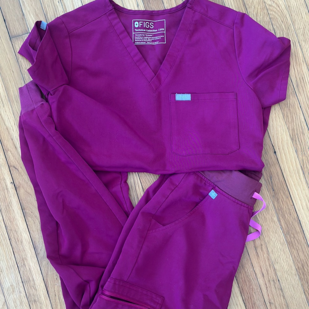 Figs deep magenta set (jogger and single pocket top)